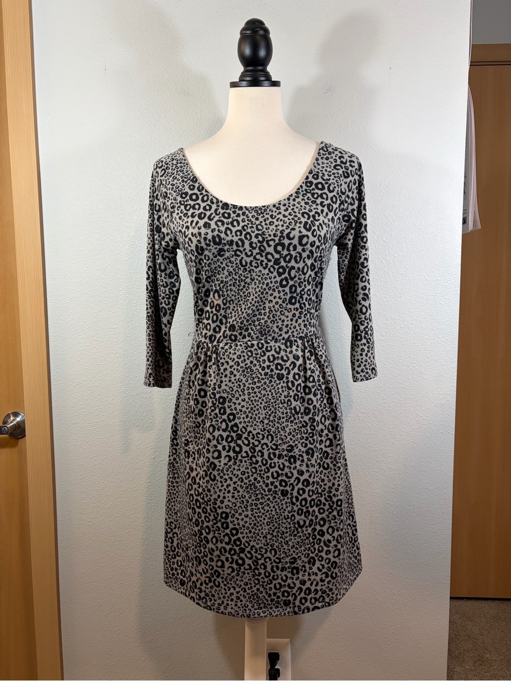 Xhileration Gray Leopard Print Scoop Neck Dress